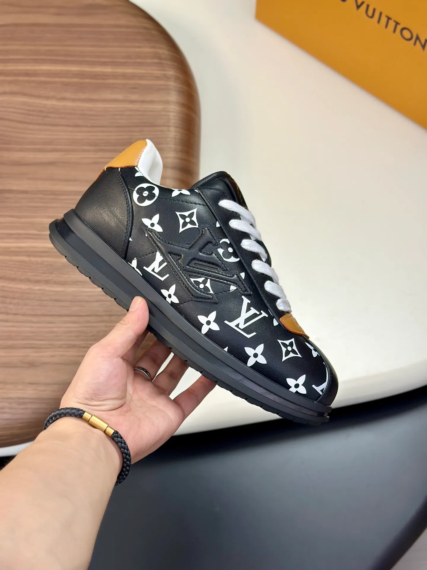 Factory direct sale ¥700💰Full set of packaging💰Top version LV-Louis Vuitton-Classic catwalk new style 1:1 developed replica of the original version! ! The upper foot is very comfortable. It is made of luxurious materials and fine workmanship. The midsole is printed with English letters "Made in Europe". The upper is made of calfskin imported from Italy. The side is decorated with the brand's LOGO and signature. The latest latex foot pads and mesh lining make the foot feel super comfortable. The original two-color TPU combination outsole is specially provided by the original factory. Bag technology Goodyear stitched edges Fabric: Exclusive custom first-layer cowhide Accessories: Exclusive private model Vuitton logo, lining: Customized silk mesh lining - first-layer silk cowhide lining Outsole: TPU combination outsole wear-resistant, non-slip and anti-yellowing Foot pads: new latex pads-mesh sweat-absorbent Counter technology: fully computerized sewing machine wire drawing Toe box back cover Hot and cold shaping Full set of pull-top last with medium and low logo pattern Counter packaging - Shoelaces, certificates, cards, instructions, certificates of quality, dust bags, the most comprehensive packaging on the Internet, men's size 339-44 (38/45 custom-made, non-refundable!
